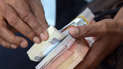 Hyderabad police officials arrest two men for circulating 'fake Indian currency'