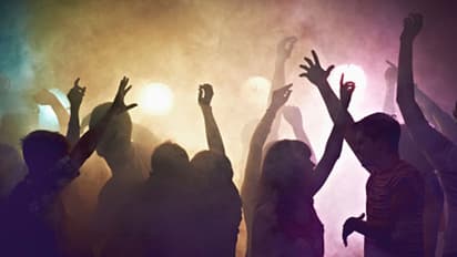 హైదరాబాద్ లో బెస్ట్ పబ్స్ ... నైట్ లైఫ్ ఎంజాయ్ చేయాలంటే ఇవి పర్ఫెక్ట్ స్పాట్స్