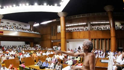 തുണിയുടുക്കാത്ത സന്യാസിയും നാണമേയില്ലാത്ത നമ്മളും...