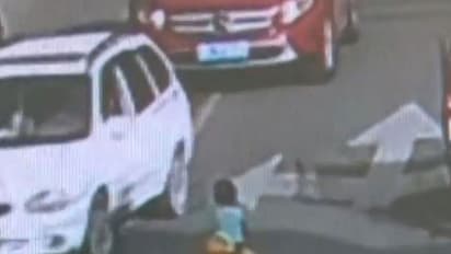 ಅಬ್ಬಾ...! ಟ್ರಾಫಿಕ್ ತುಂಬಿದ ರಸ್ತೆಯಲ್ಲಿ ಆಟದ ಕಾರನ್ನು ಚಲಾಯಿಸಿದ ಕಂದಮ್ಮ: ಮುಂದೇನಾಯ್ತು?