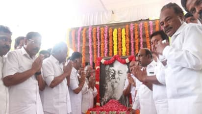 பெரியார் பிறந்த நாள் தினம் - அரசியல் தலைவர்கள் மலர்தூவி மரியாதை...!