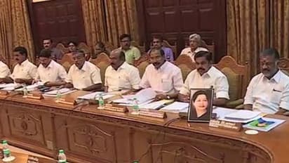 ಅಧ್ಯಕ್ಷೀಯ ಪೀಠದಲ್ಲಿ ಕೂರದೇ ಜಯಲಲಿತಾ ಫೋಟೋ ಇಟ್ಟು ಸಭೆ ನಡೆಸಿದ ಪನ್ನೀರ್ ಸೆಲ್ವಂ