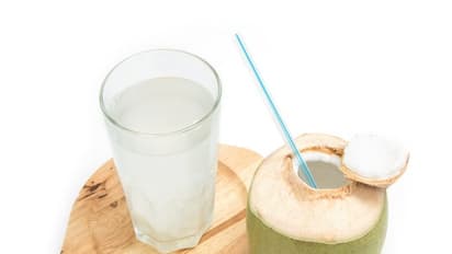 இளநீர் குடித்தால் ரத்தம் சுத்தமடையும். இளநீரின் இன்னும் நிறைய பயன்கள் உள்ளே...