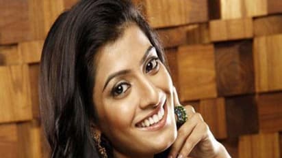 விஷாலுக்கு அண்ணியாக மாறிய வரலக்ஷ்மி!