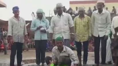 చిన్నారిని అరిటాకులో చుట్టి.. నిప్పులపై పడుకోపెట్టారు