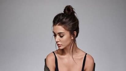 முகம் சுழுக்கும்படி ஆபாச உடையில் விருது விழாவில் பங்கேற்ற எமி...!