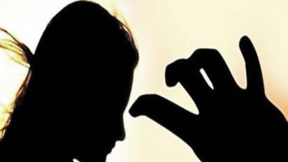 దైవ దర్శనానికి వచ్చిన యువతిపై కన్నేసిన పూజారి