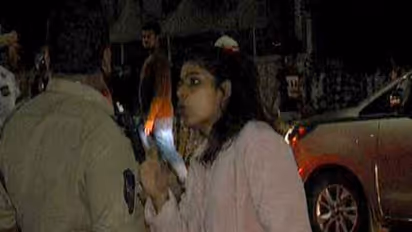 மதுபோதை தலைக்கேறி போலீசாரிடம் வாக்குவாதம் செய்த பெண்! மீடியாவினரை கல்லால் விரட்டினார்...!