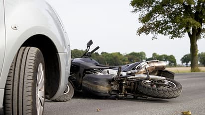 ഇടിച്ചിട്ട ബൈക്കുമായി കാര് പാഞ്ഞു; പിടികൂടിയ നാട്ടുകാരോട് പ്ലസ്ടുക്കാരന് ഡ്രൈവര് പറഞ്ഞത് ഇങ്ങനെ!