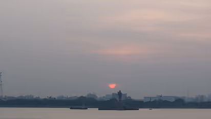 భాగ్యనగరాన్ని ముంచెత్తిన వర్షాలు: నిండిన హుస్సేన్ సాగర్