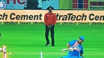 ധോണി പഴയ ജിംനാസ്റ്റിക്കാണ്; അങ്ങനെ പുറത്താക്കാന് നോക്കണ്ട