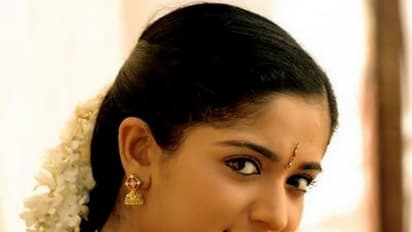 ഒരിടവേളയ്ക്ക് ശേഷം കാവ്യാമാധവന്‍... വിജയ് യേശുദാസിനോടൊപ്പം പാട്ടുപാടി താരം