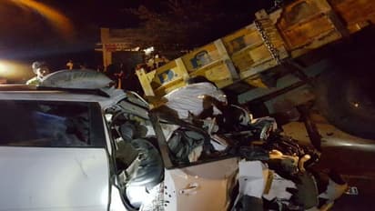 டிராக்டர் மீது கார் மோதியதில் ஒரே குடும்பத்தைச் சேர்ந்த நால்வர் பலி;