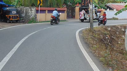 അപകടകരമായ വളവും കുഴികളും; ജീവന് കൈവെള്ളയില് വച്ച് വേണം ഇതുവഴി പോകാന്
