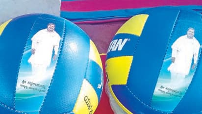 ಇದೇನಿದು! ವಾಲಿಬಾಲ್’ನಲ್ಲಿ ಸಿಎಂ ಫೋಟೋ