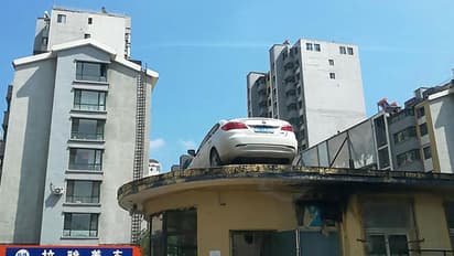 ഗേറ്റിനു മുന്നില് കാര് പാര്ക്ക് ചെയ്ത് മുങ്ങിയ യുവതിക്ക് സെക്യൂരിറ്റി ജീവനക്കാര് കൊടുത്ത മുട്ടന്പണി!