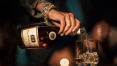 குளிர் காலத்தில் 'சரக்கு' அடிச்சா இருமல், சளி குணமாகுமா? உண்மை என்ன?