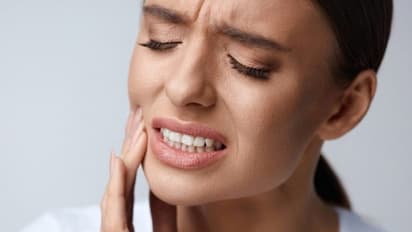 தீராத பல் வலியையும் குணப்படுத்தலாம் இந்த வழிகளை நீங்கள் பயன்படுத்தினால்...