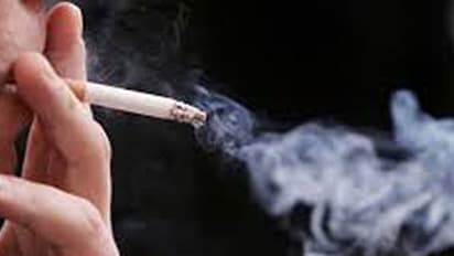 ಇದೇನು ಬಾಯಿಯೋ ಇಲ್ಲಾ ಹೊಗೆ ಯಂತ್ರವೋ..? ವೈರಲ್ ಆಗುತ್ತಿದೆ ಧಮ್ ಹೊಡೆಯೋ ಮಹಿಳೆ ವಿಡಿಯೋ..!