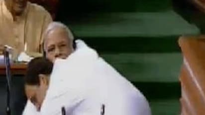 ராகுல் காந்தியின் தீப்பொறி பேச்சு…. மோடி கட்டிப் பிடித்து பாராட்டு… நாடாளுமன்றத்தை நெகிழ வைத்த மாண்பு….