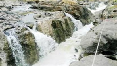 ஒகேனக்கல்லுக்கு நீர் வரத்து அதிகரிப்பு; சுற்றுலாப் பயணிகளின் வருகையால் தொழிலாளர்கள் மகிழ்ச்சி…