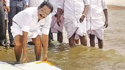 சயின்டிஸ்ட் செல்லூரார் மிதக்கவிட்ட தெர்மகோலின் விலை என்னா தெரியுமா?: அ.தி.மு.க. ஆட்சியின்  மானத்தை மீண்டும்  கப்பலேற்றிய அதிகாரிகள்.