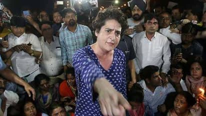 അര്ദ്ധരാത്രി സമരത്തിൽ താരമായി പ്രിയങ്ക ഗാന്ധി വദ്ര