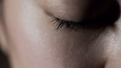 അപമാനിച്ചത് ചോദ്യം ചെയ്ത യുവതിയെ ആളുകള്‍  നോക്കിനില്‍ക്കെ തല്ലിച്ചതച്ചു, ഞെട്ടിക്കുന്ന ദൃശ്യങ്ങള്‍!