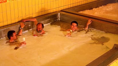 ബിയര് തടാകത്തില് മുങ്ങികുളിക്കാം