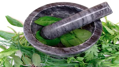 এই পাঁচটি কারণে ত্বকের যত্নে ব্যবহার করুন থানকুনি পাতা, জেনে নিন কোন উপায় মিলবে উপকার