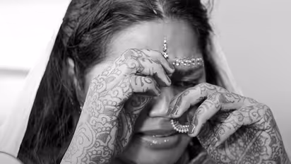 বাসর রাতে পুরুষত্ব পরীক্ষার জন্য পেটানো হয় বরকে, বিয়ের এই মজাদার রীতিগুলো শুনলে হাসি পাবেই