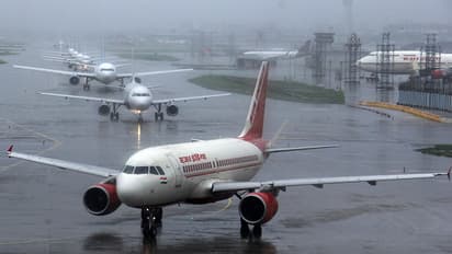 ఉద్యోగులకు జీతాలు ఇవ్వలేము...విమాన టికెట్ బుకింగ్లు నిలిపేవేత...