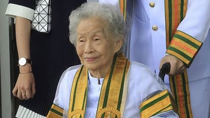 അമ്മയും മകളും ഓരേ ക്ലാസില്; 91-ാം വയസില് ബിരുദമെടുത്ത് തായ് മുത്തശ്ശി