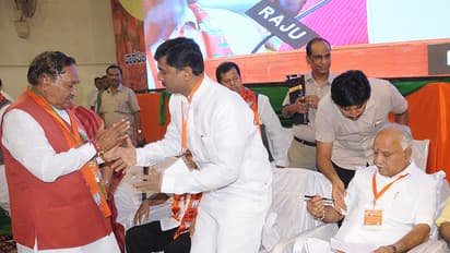 BJP holds tense meet amid 'Yeddy vs Eshwarappa' drama