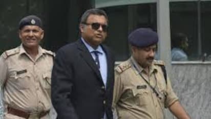 கார்த்தி சிதம்பரத்தின் மீதான குற்றச்சாட்டு உண்மையா ? விமான நிலையத்தில் மடக்கிப் பிடித்து கைது செய்த சிபிஐ !!