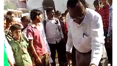 ಮೊಬೈಲ್ ಕದ್ದ ಆರೋಪ: ಮಕ್ಕಳನ್ನು ಹಿಗ್ಗಾಮುಗ್ಗ ಥಳಿಸಿದ ಶಿಕ್ಷಕ!