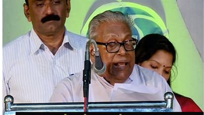 ഗായകനായി വി എസ് അച്യുതാനന്ദന്