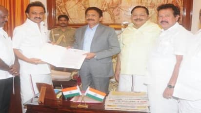 கடத்தி வைக்கப்பட்டுள்ள அதிமுக எம்எல்ஏ க்களை விடுவிக்க வேண்டும்…ஆளுநரிடம் மு.க.ஸ்டாலின் வலியுறுத்தல்…