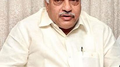 టీడీపీ.. తెలుగుని అవమానించింది..యార్లగడ్డ