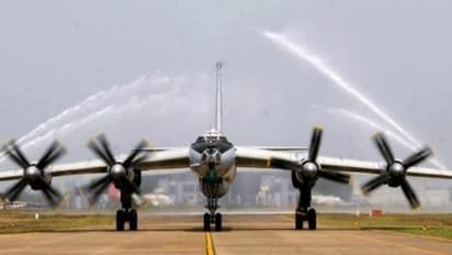 Tu-142 போர் விமானத்தின் 29 ஆண்டுகால சேவை நிறைவு…. வழியனுப்பு விழாவில் தண்ணீர் பீய்ச்சி அடித்து மரியாதை