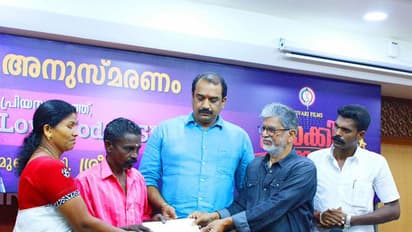 വാഹനാപകടത്തില് മരിച്ച ആരാധകന് ആദരവുമായി വിജയ്യുടെ പിതാവ്
