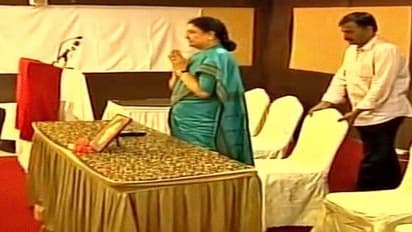 “எம்.எல்.ஏக்களுடன் சசிகலா ஆலோசனை”.... இரண்டு அமைச்சர்கள் புறக்கணிப்பு!!