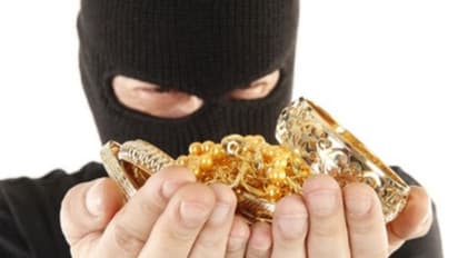 அம்மனின் கண்ணைக் கட்டிவிட்டு நகை, பணம் கொள்ளை; கெட்ட சகுணம் என்று மக்கள் அச்சம்...