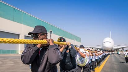 എമിറേറ്റ്സ് വിമാനം വലിച്ച് നീക്കി, റെക്കോര്‍ഡിട്ട് ദുബായ് പൊലീസ്
