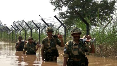 ಸೊಂಟದವರೆಗೆ ನೀರಿನಲ್ಲಿ ನಿಂತ ಬಿಎಸ್ಎಫ್ ಯೋಧರ ಫೋಟೋಗಳು ಈಗ ವೈರಲ್