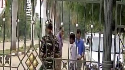 குஜராத் எம்எல்ஏக்கள் தங்க வைக்கப்பட்டுள்ள பெங்களூரு ஹோட்டலில் திடீர் ரெய்டு!!! - வருமான வரித்துறை அதிரடி!!