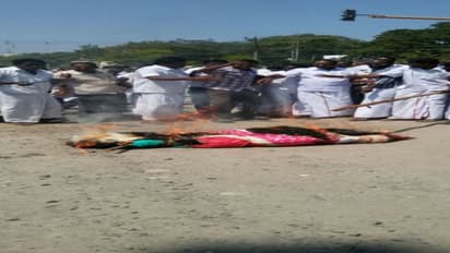 உருட்டுக் கட்டைத் தாக்குதலில் இறங்கிய தீபா – சசிகலா ஆதரவாளர்கள்…