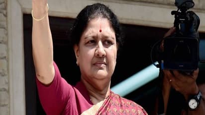 சசிகலா சீராய்வு மனு இன்று விசாரணை இல்லை - வழக்கில் இருந்து நீதிபதி விலகல்...?