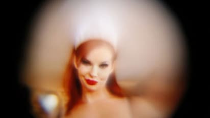 ಶಾಪ್ ಡಿಸ್ಪ್ಲೇಯಲ್ಲಿ ಗಂಟೆಗಟ್ಟಲೇ ಪ್ಲೇ ಆದ ನೀಲಿ ಚಿತ್ರ...ಯಾರೇನು ಮಾಡಕಾಗಿಲ್ಲ!