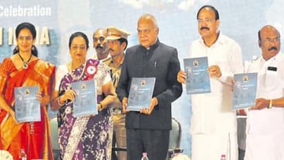 ஆங்கிலம் கற்கலாம் ! ஆங்கிலேயர்களாகத்தான் இருக்கக்கூடாது !! வெங்கய்யா நாயுடுவுன் சரவெடி பேச்சு !!!